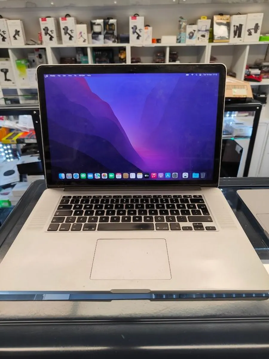 Apple MacBook Pro a1398 Retina 15.4" Mid 2015 256GB SSD 16GB Ram 2.5GHz Core i7 macOS Monterey (Battery Cycle: 845) - Image 1