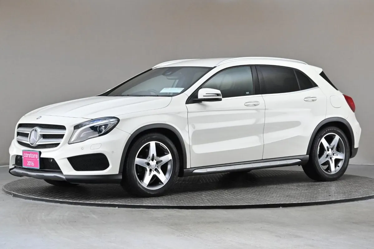 Mercedes-Benz GLA Class GLA 180 AMG Line  leather - Image 4