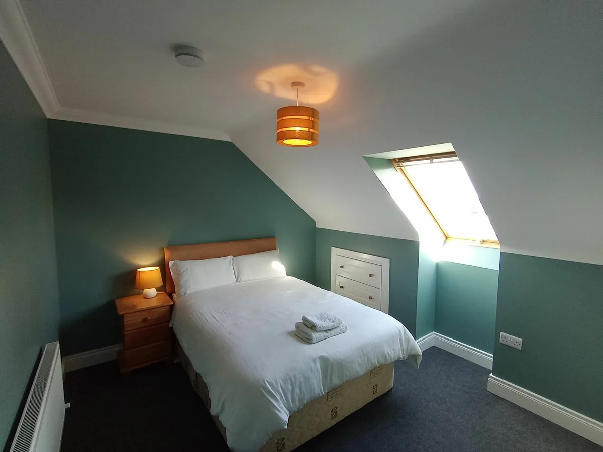 Modern 2-Bedroom Apartment - 5 nights a week - Image 4