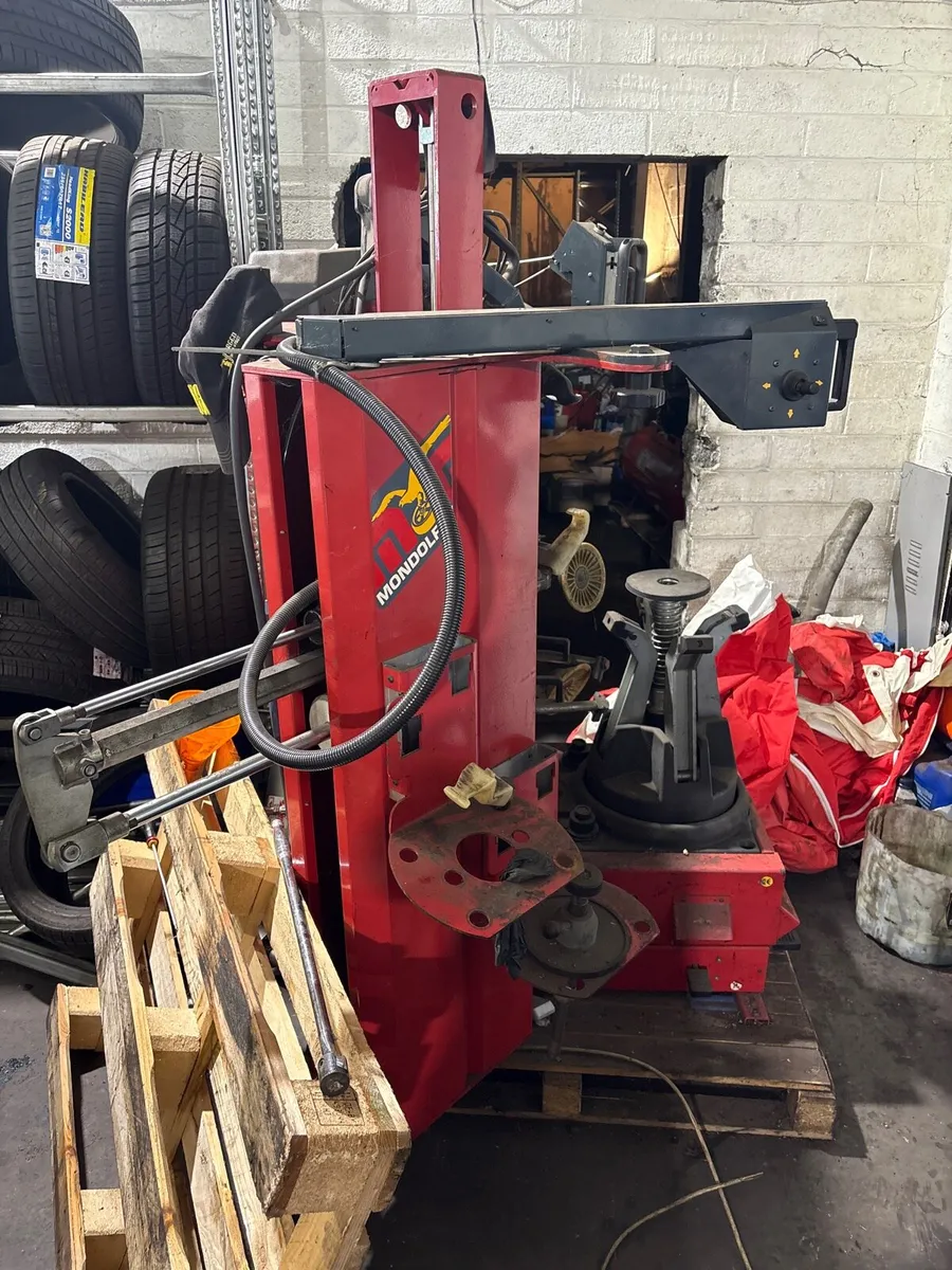 Mondolfo ferro tyre machine - Image 2