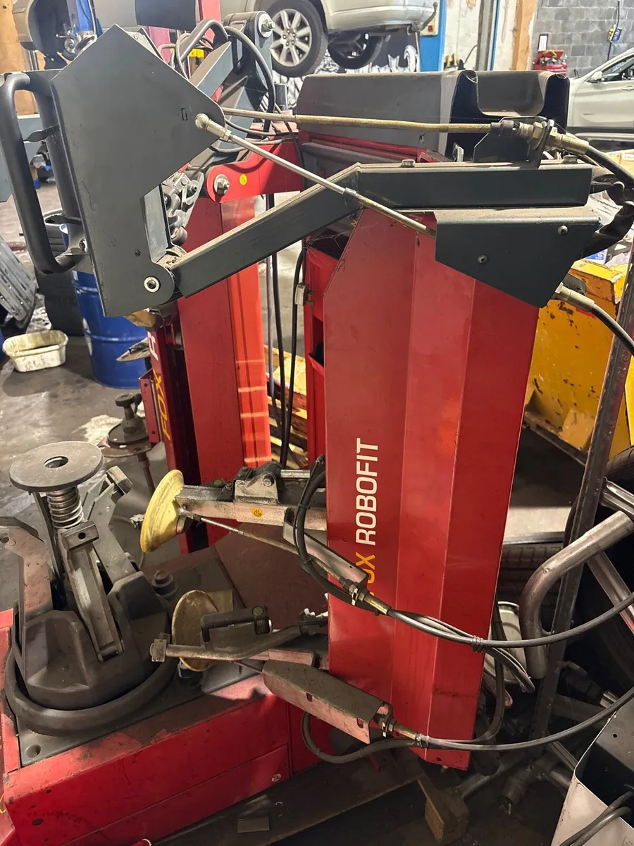 Mondolfo ferro tyre machine - Image 4