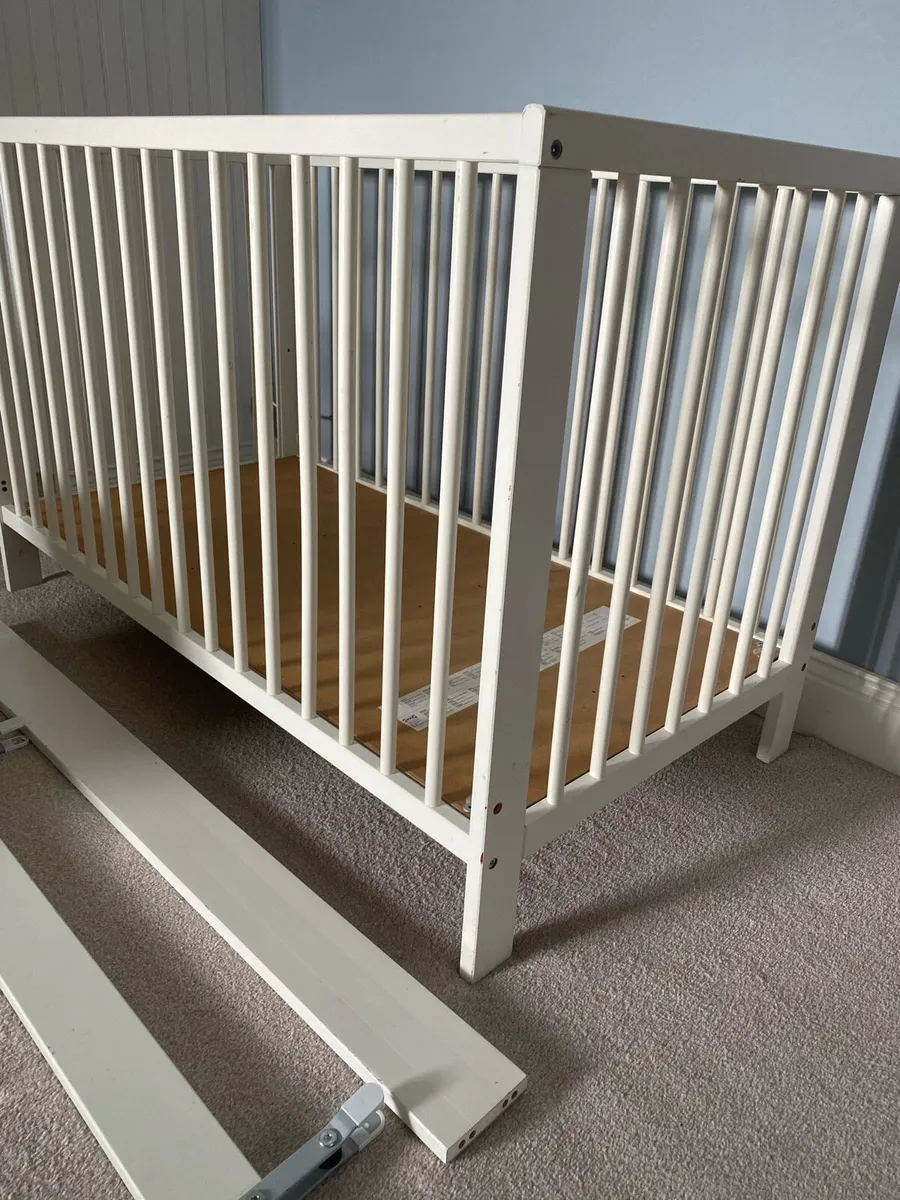 Baby cot and bouncer - Image 2