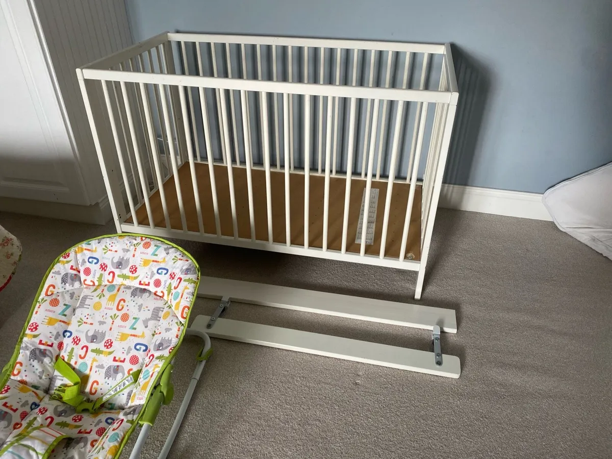 Baby cot and bouncer - Image 1