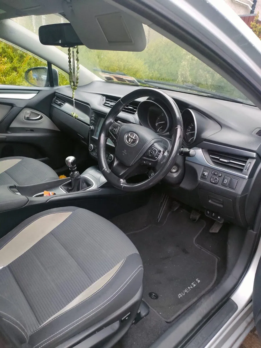 Toyota Avensis Luna 2016 - Image 2