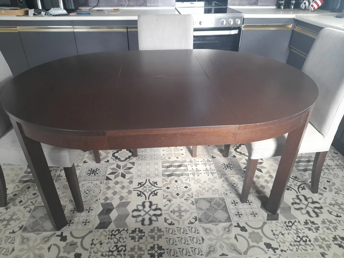 Table and chairs - Image 4
