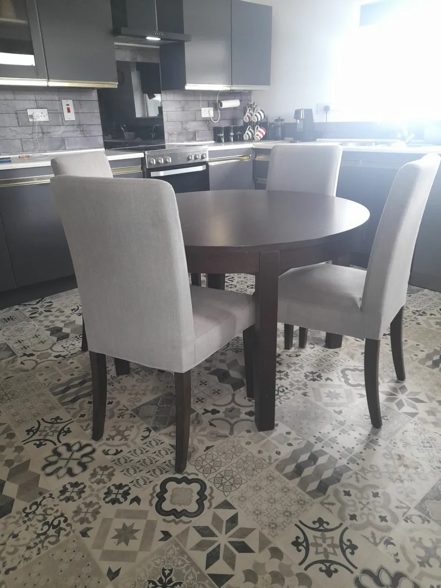 Table and chairs - Image 1