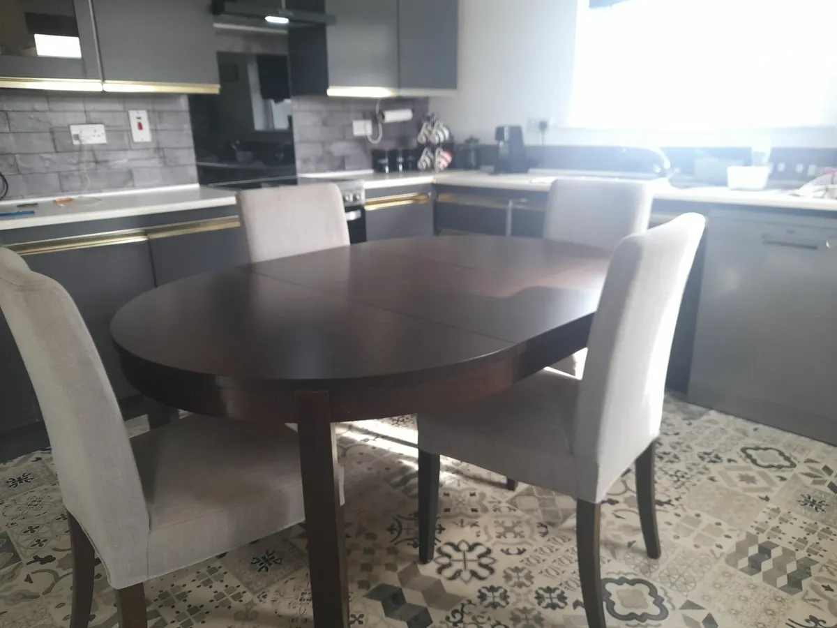 Table and chairs - Image 2