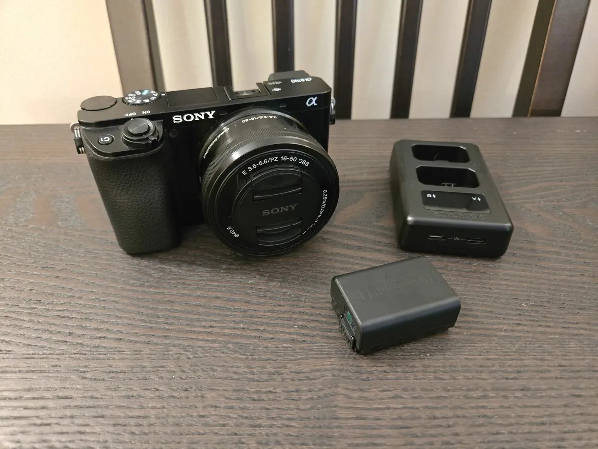 Sony a6100 + kit lens & spare battery