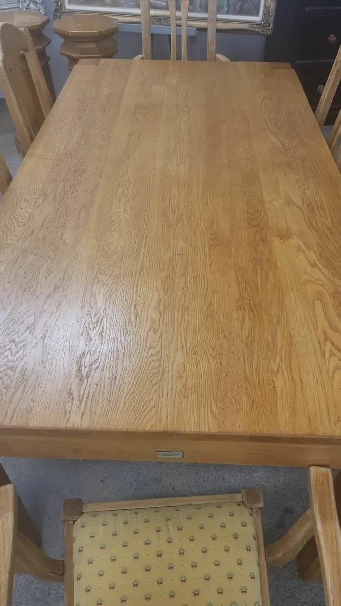 Solid light oak table, 6 chairs - Image 4