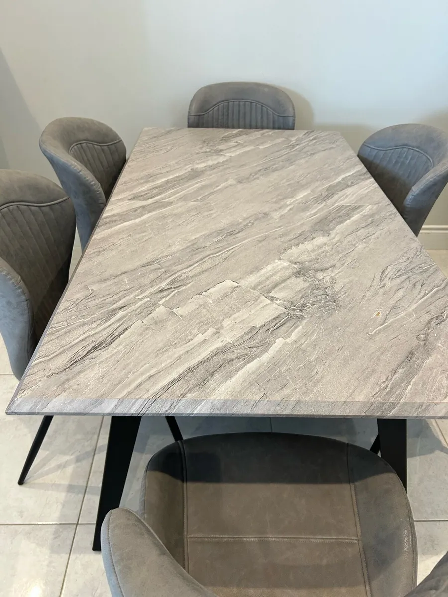 Table and chairs - Image 1