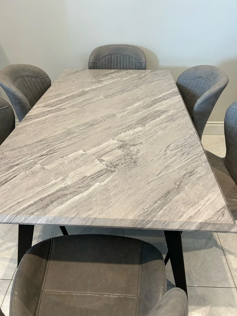 Table and chairs - Image 2
