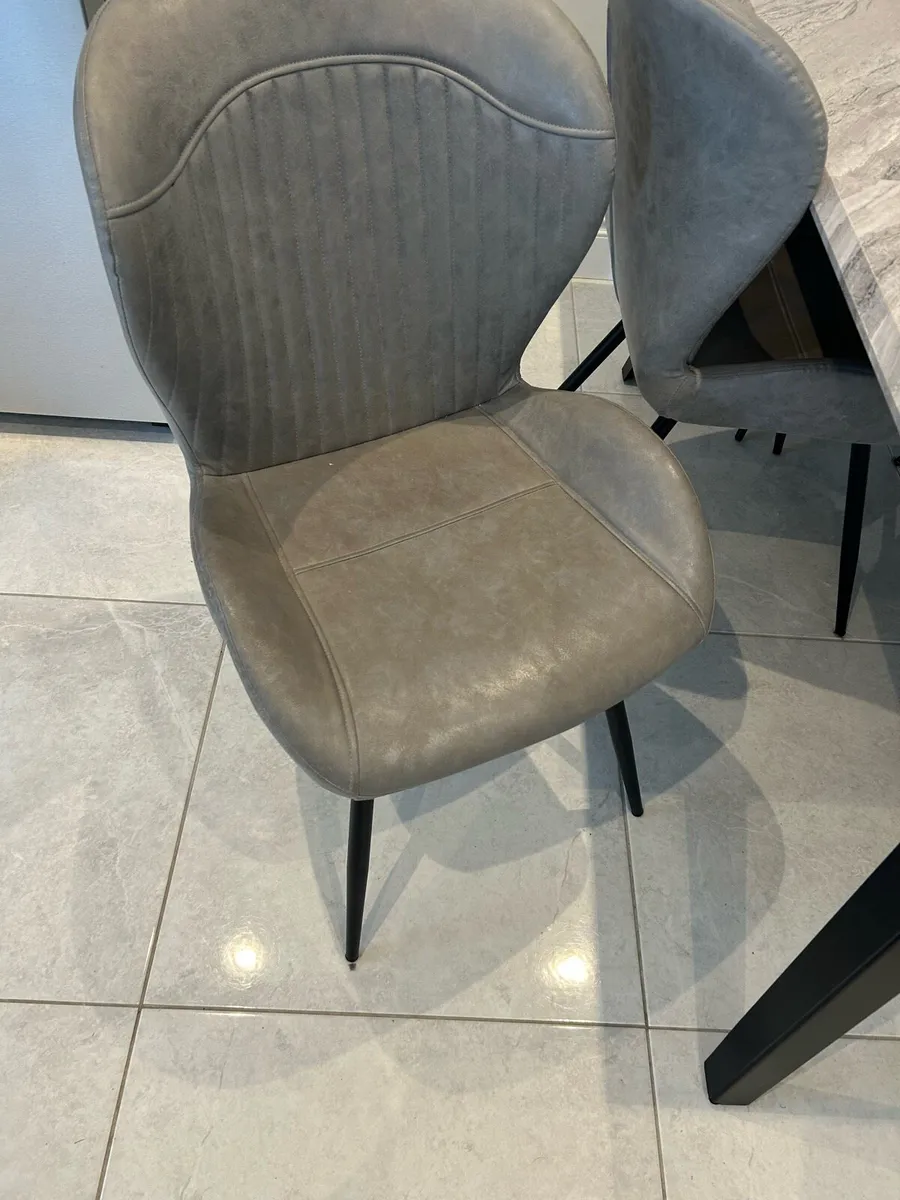 Table and chairs - Image 3