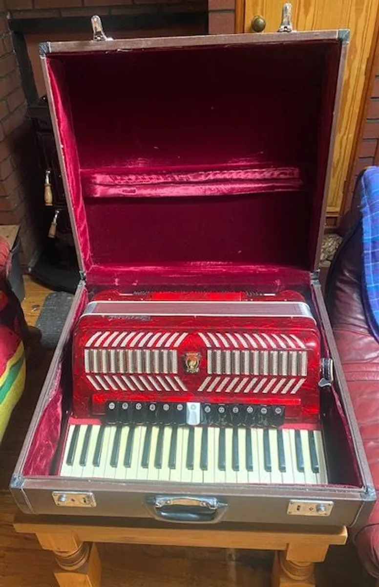 Vintage Parrot Full-Size 120/41 Piano Accordion With Original Case - Image 3