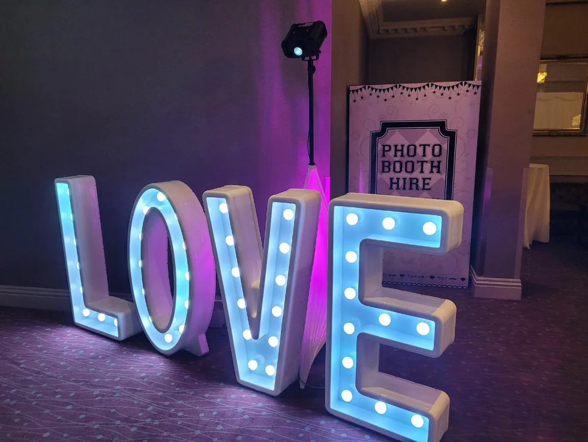 Love sign and flight case - Image 1