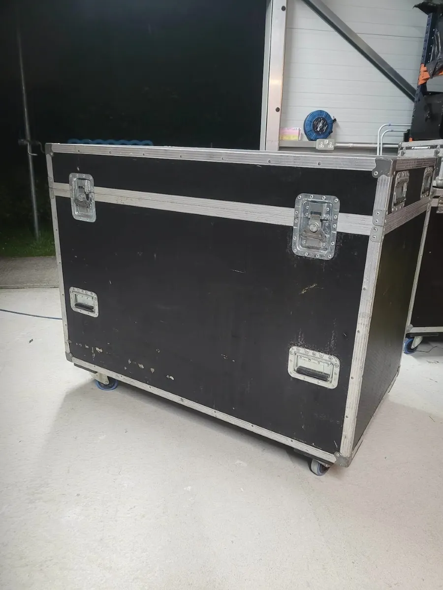 Love sign and flight case - Image 3
