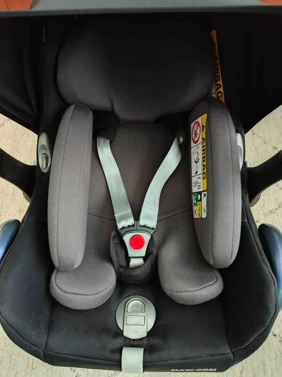 Maxi Cosi car seat with FamilyFix base - Image 1