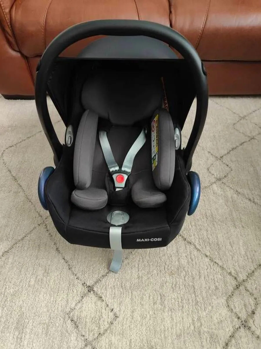 Maxi Cosi car seat with FamilyFix base - Image 2