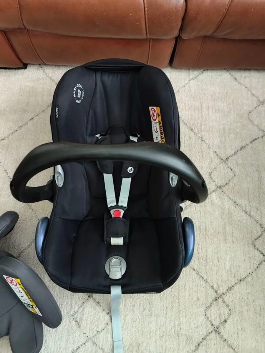 Maxi Cosi car seat with FamilyFix base - Image 3