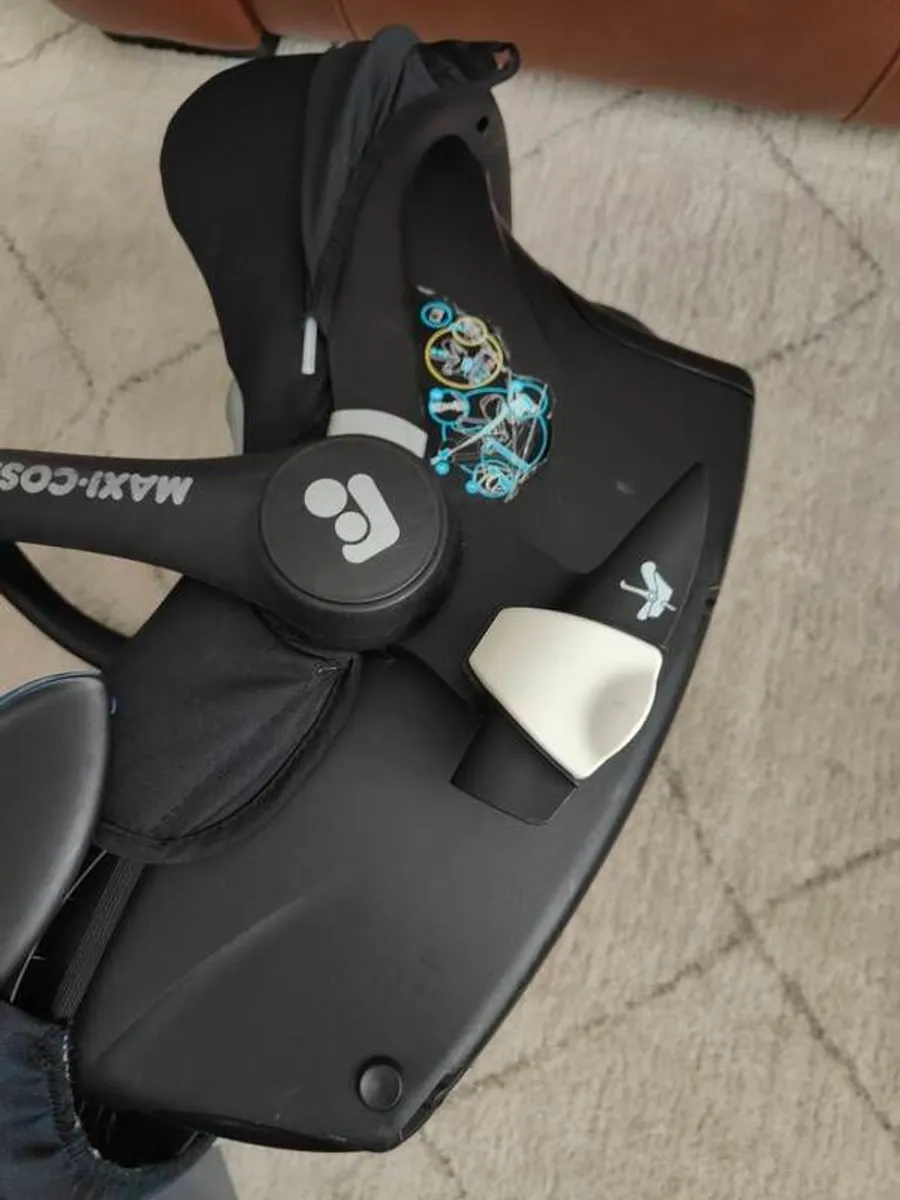 Maxi Cosi car seat with FamilyFix base - Image 4