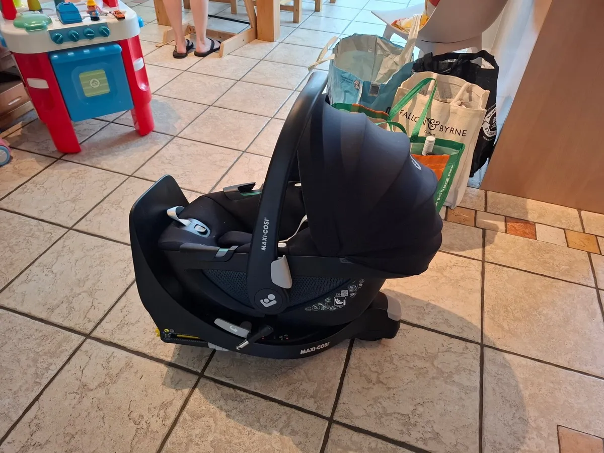 Infant Car Seat - Maxi Cosi Pebble 360 and Base - Image 1