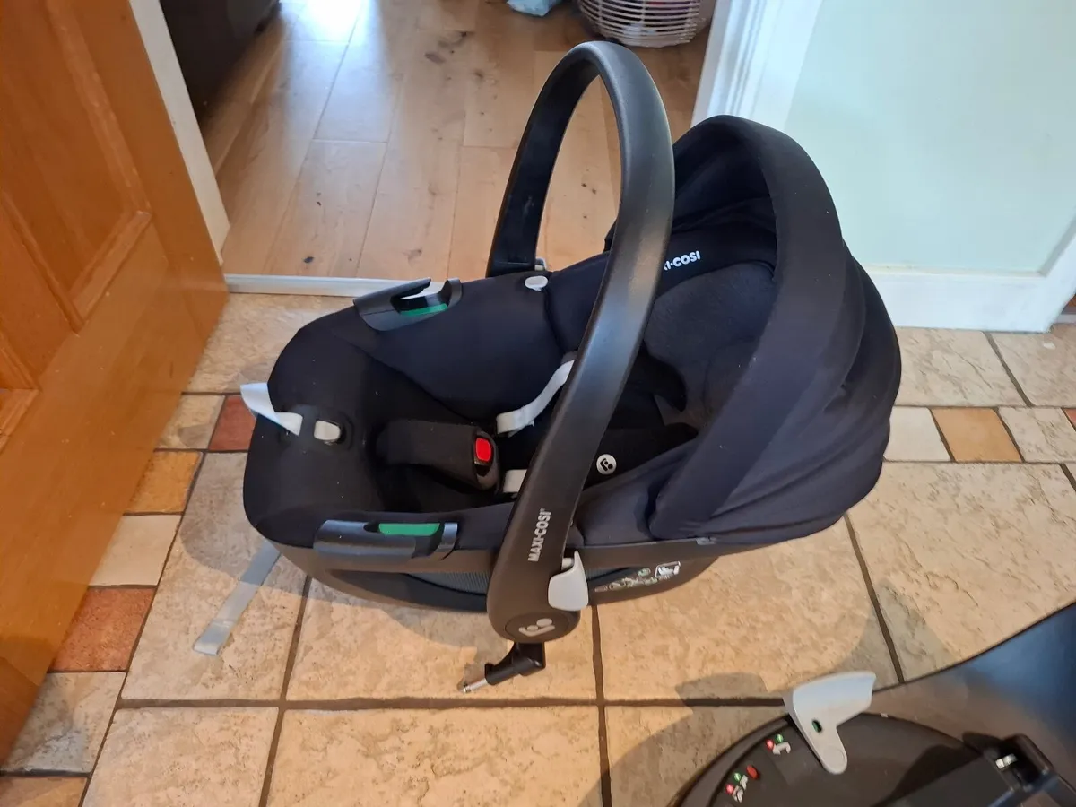 Infant Car Seat - Maxi Cosi Pebble 360 and Base - Image 2