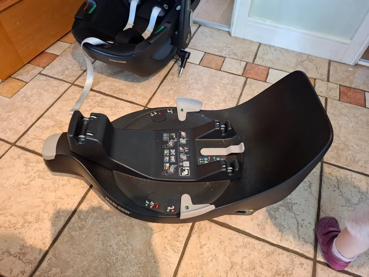 Infant Car Seat - Maxi Cosi Pebble 360 and Base - Image 3