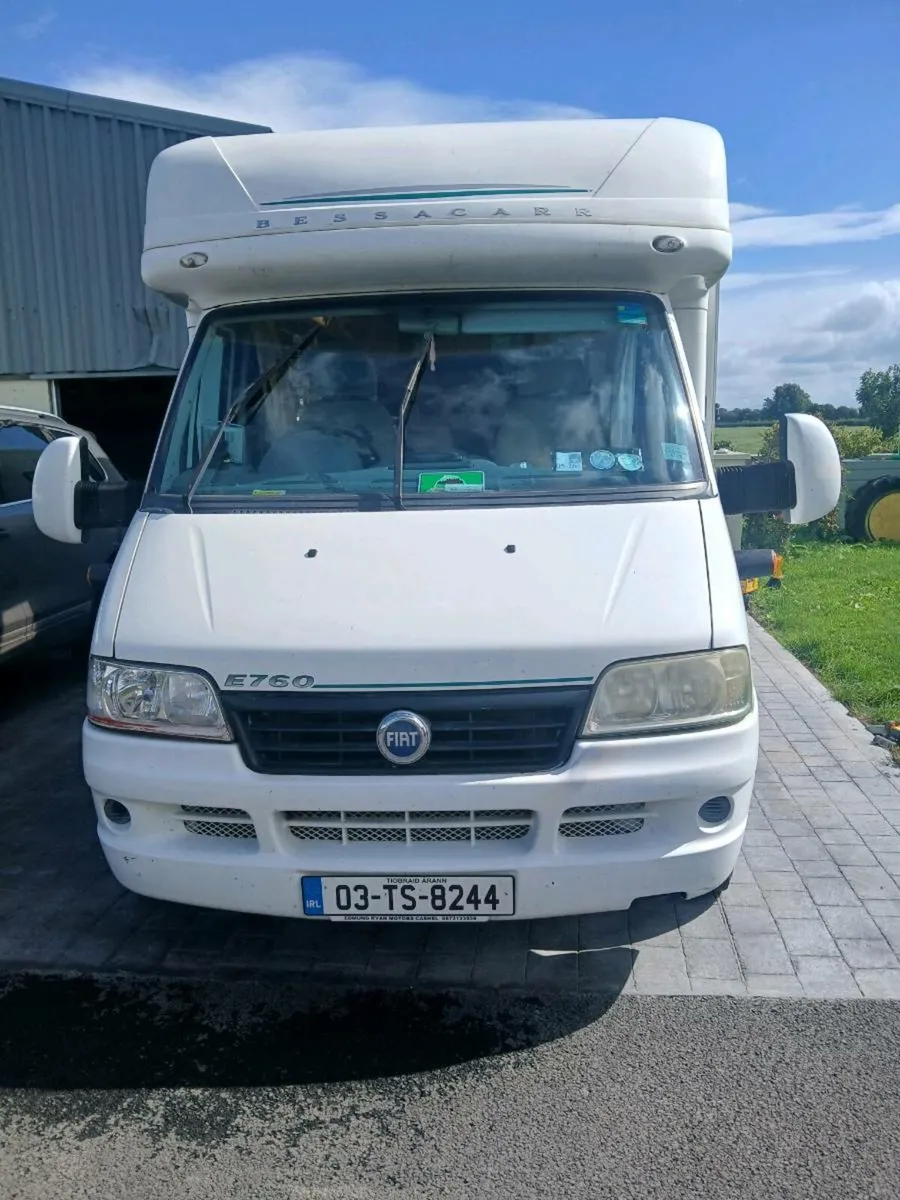Fixed bed camper - Image 3