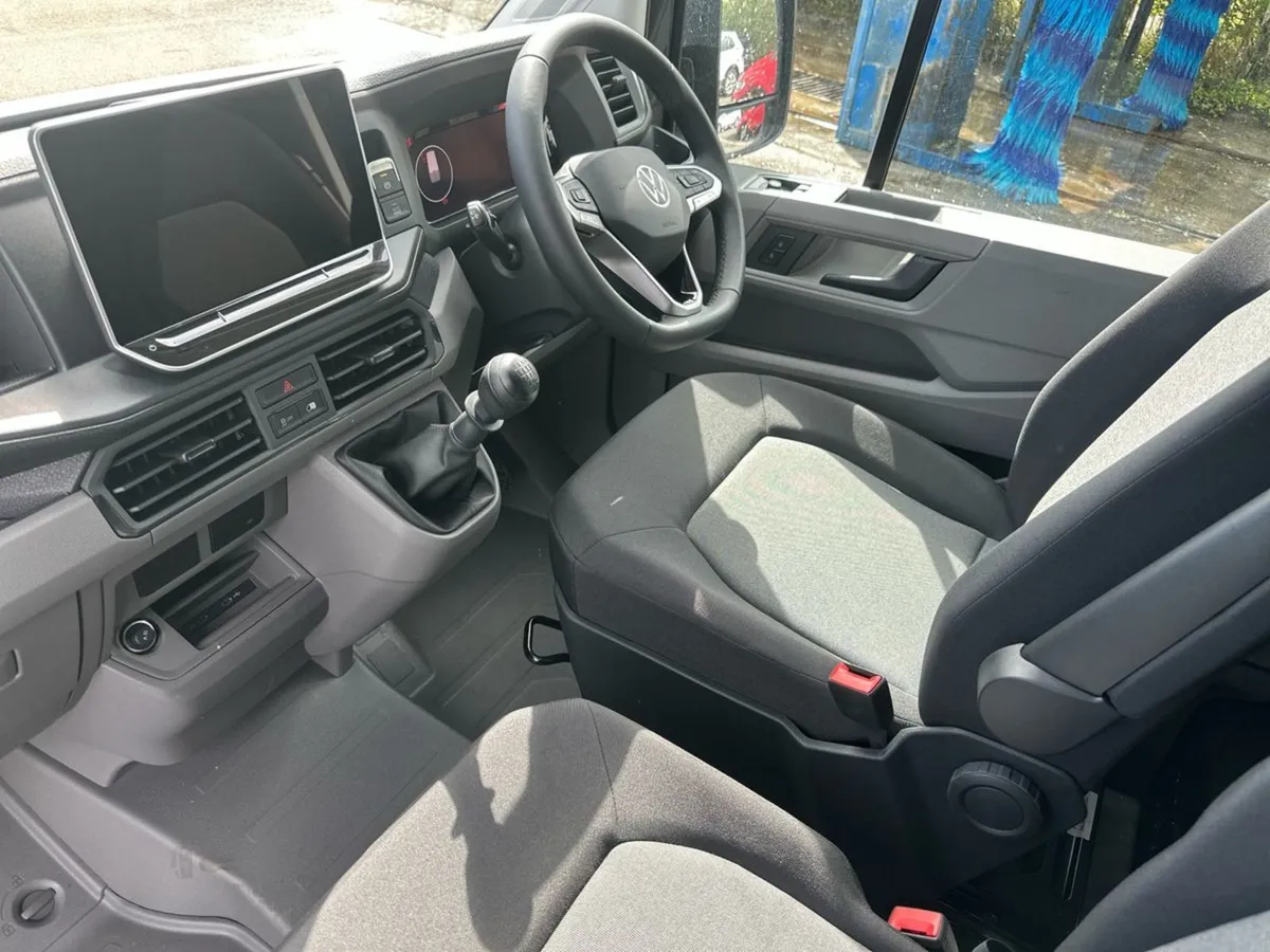 Volkswagen Crafter Highline 35 MWB 177BHP Manual - Image 3