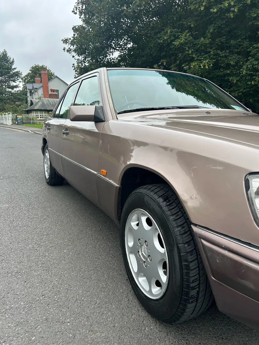 Mercedes E200 - Image 3
