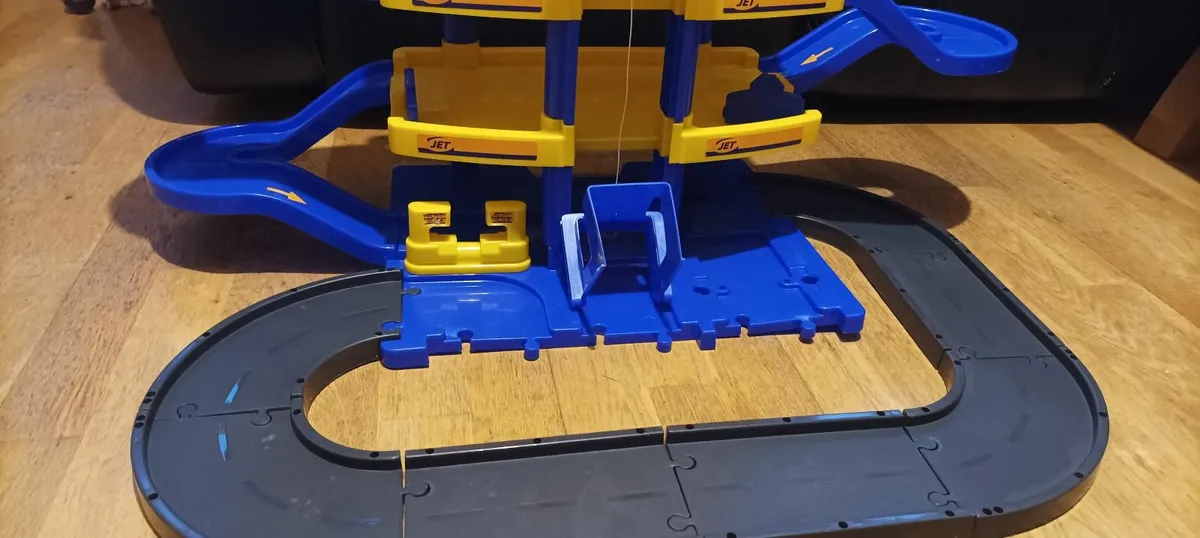3 Storey Garage with tracks for small cars - Image 3