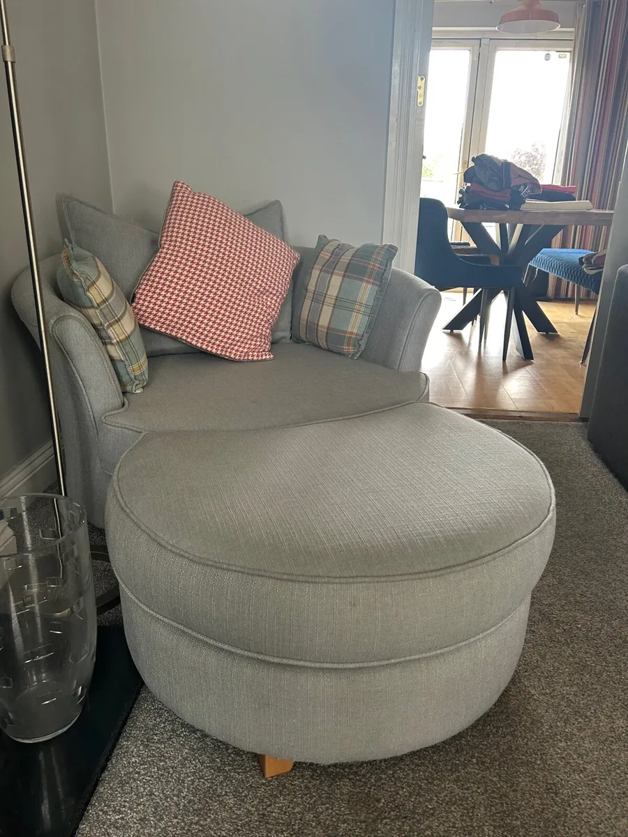 Large swivel chair - Image 2