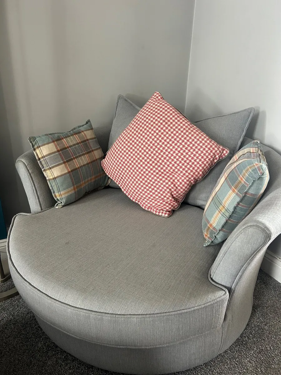 Large swivel chair - Image 3