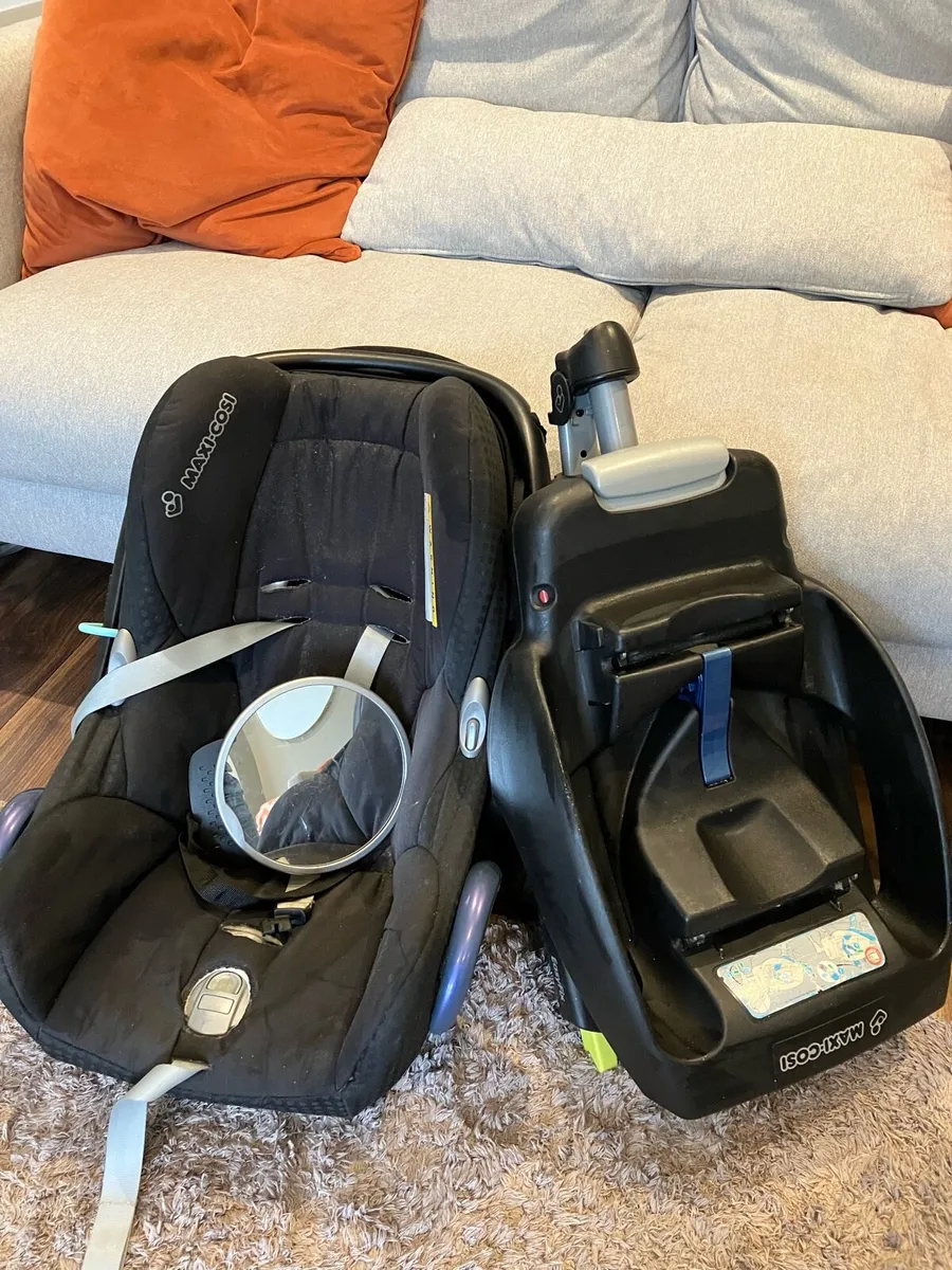 Maxi-Cosi baby car seat with ISOFIX base