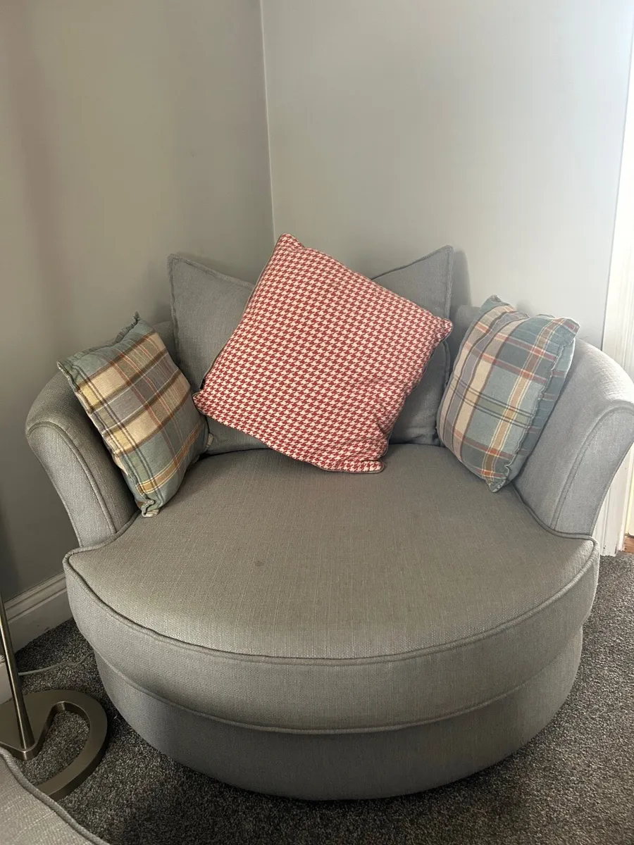 Large swivel chair - Image 1