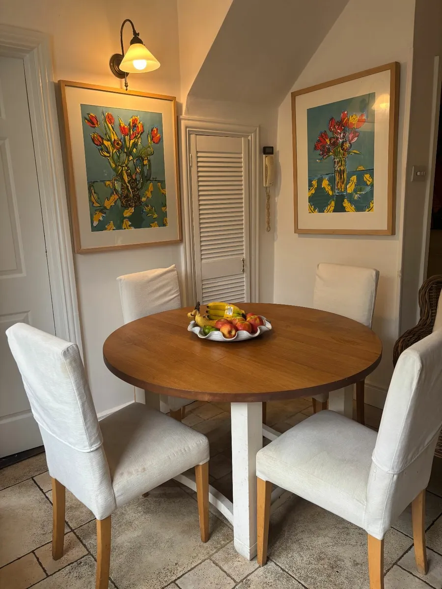 Kitchen table + upholstered chairs (x6)