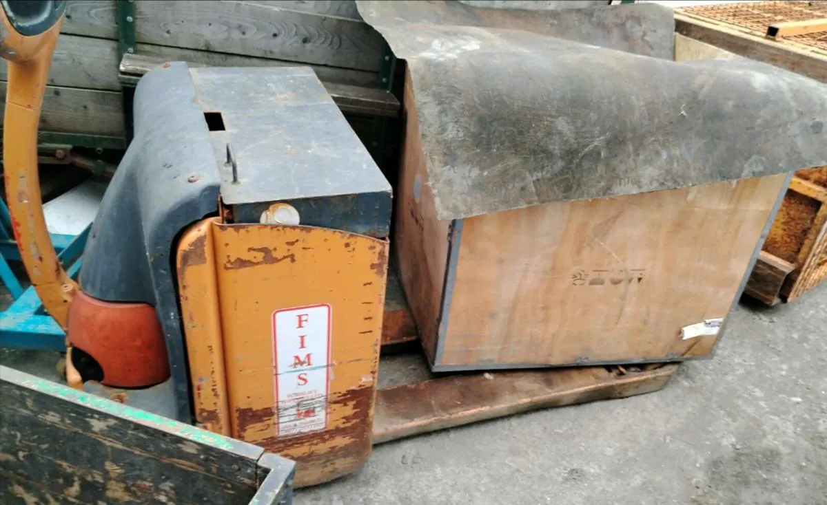 Electric pallet truck - Image 1