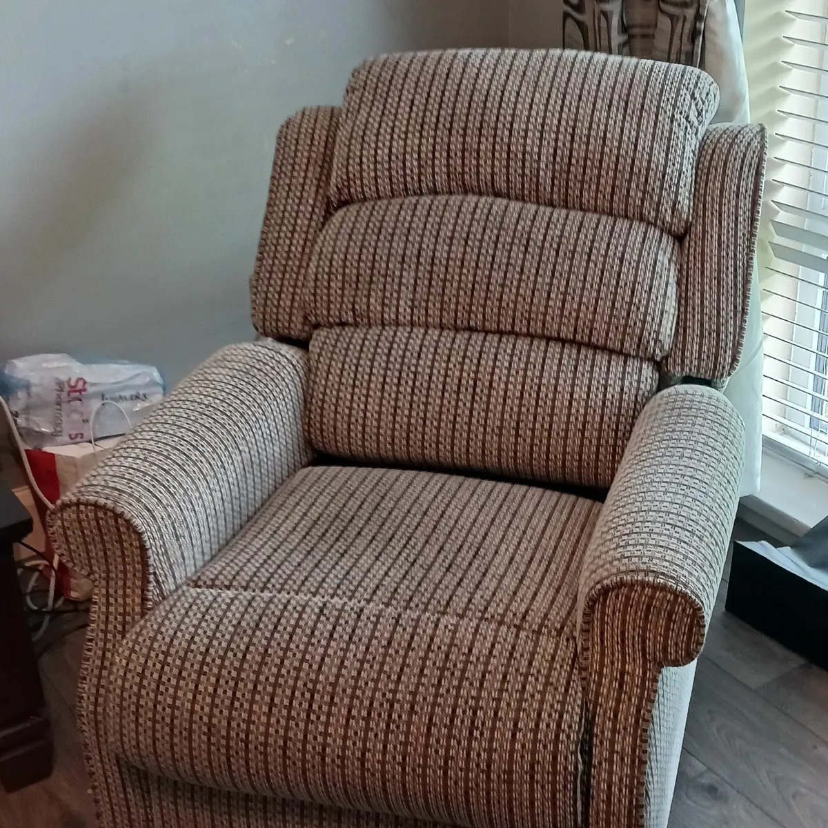 riser recliner arm chair - Image 1