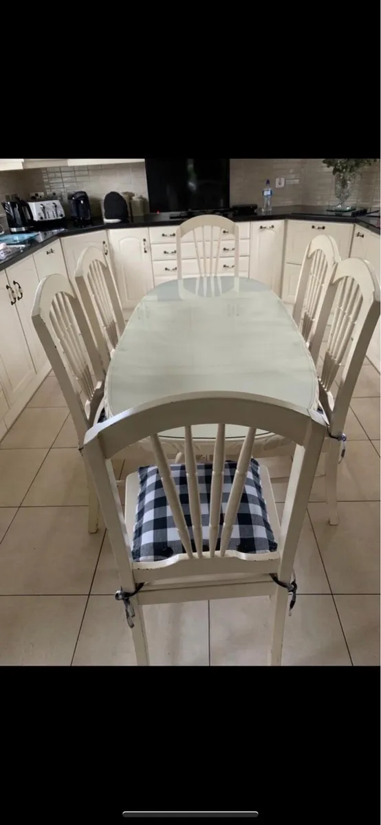 Kitchen table and 6 chairs