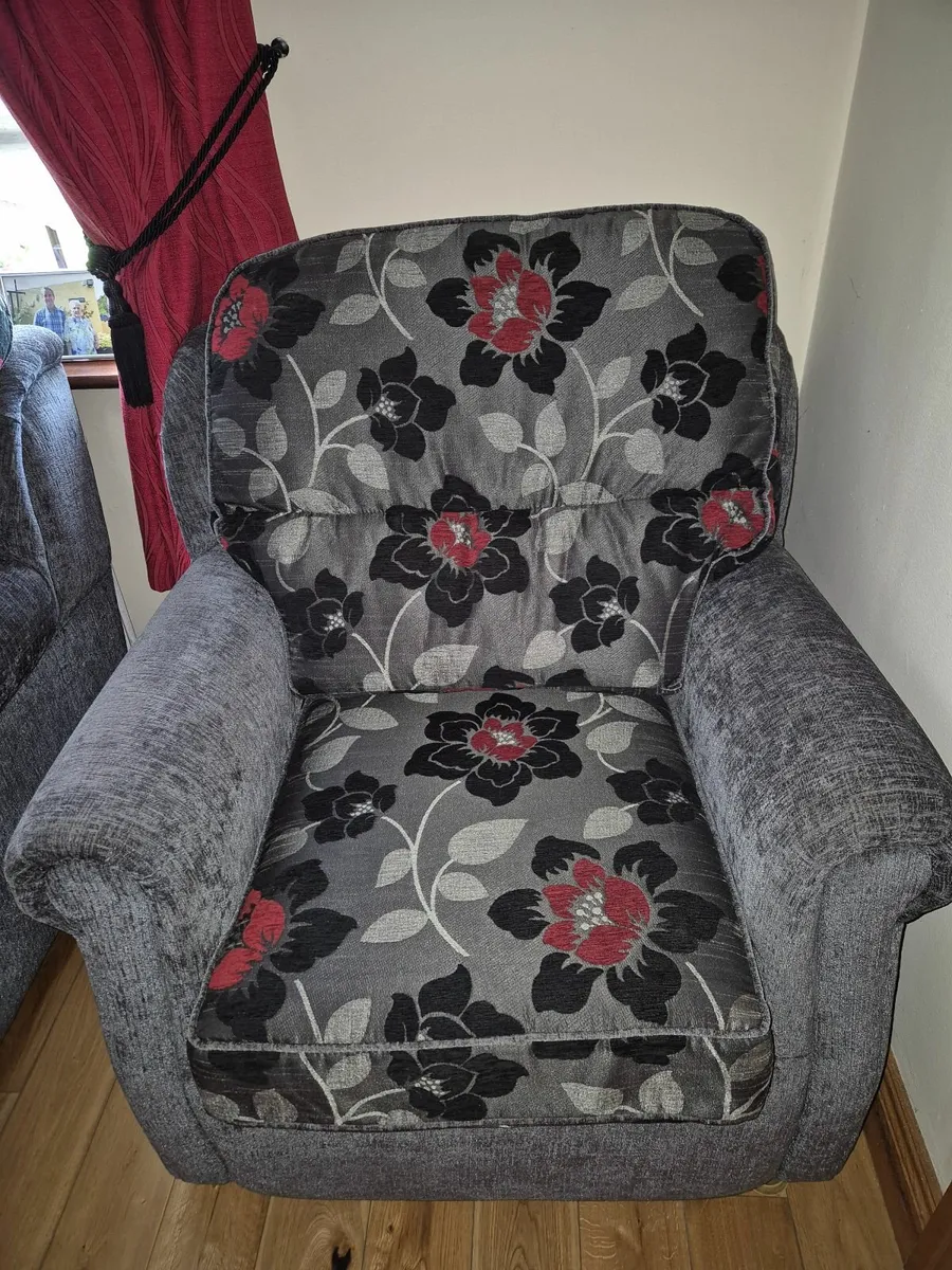 Couch and two armchairs - Image 1