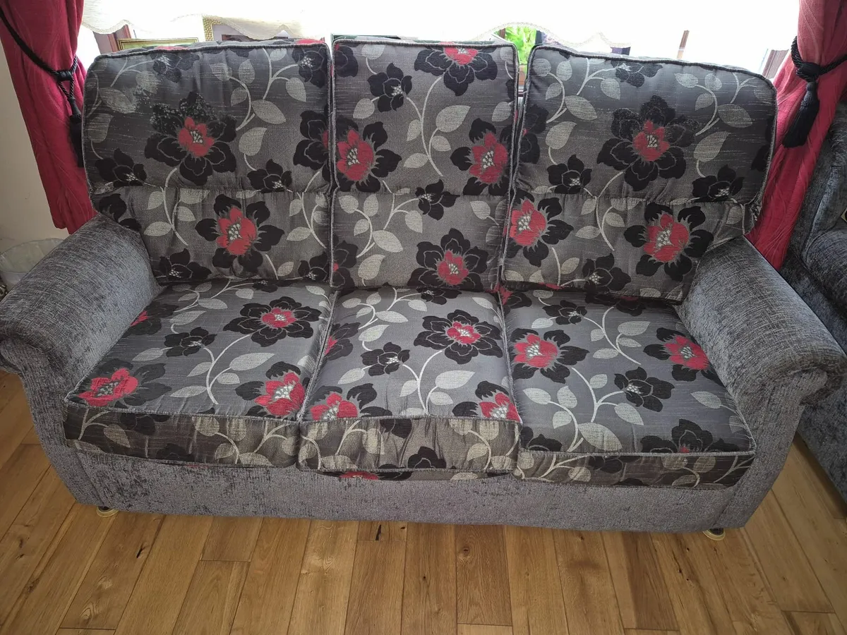 Couch and two armchairs - Image 2