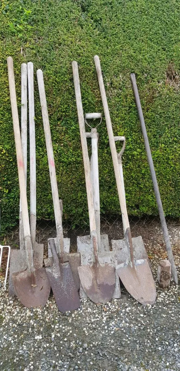 Assorted garden implements - Image 1