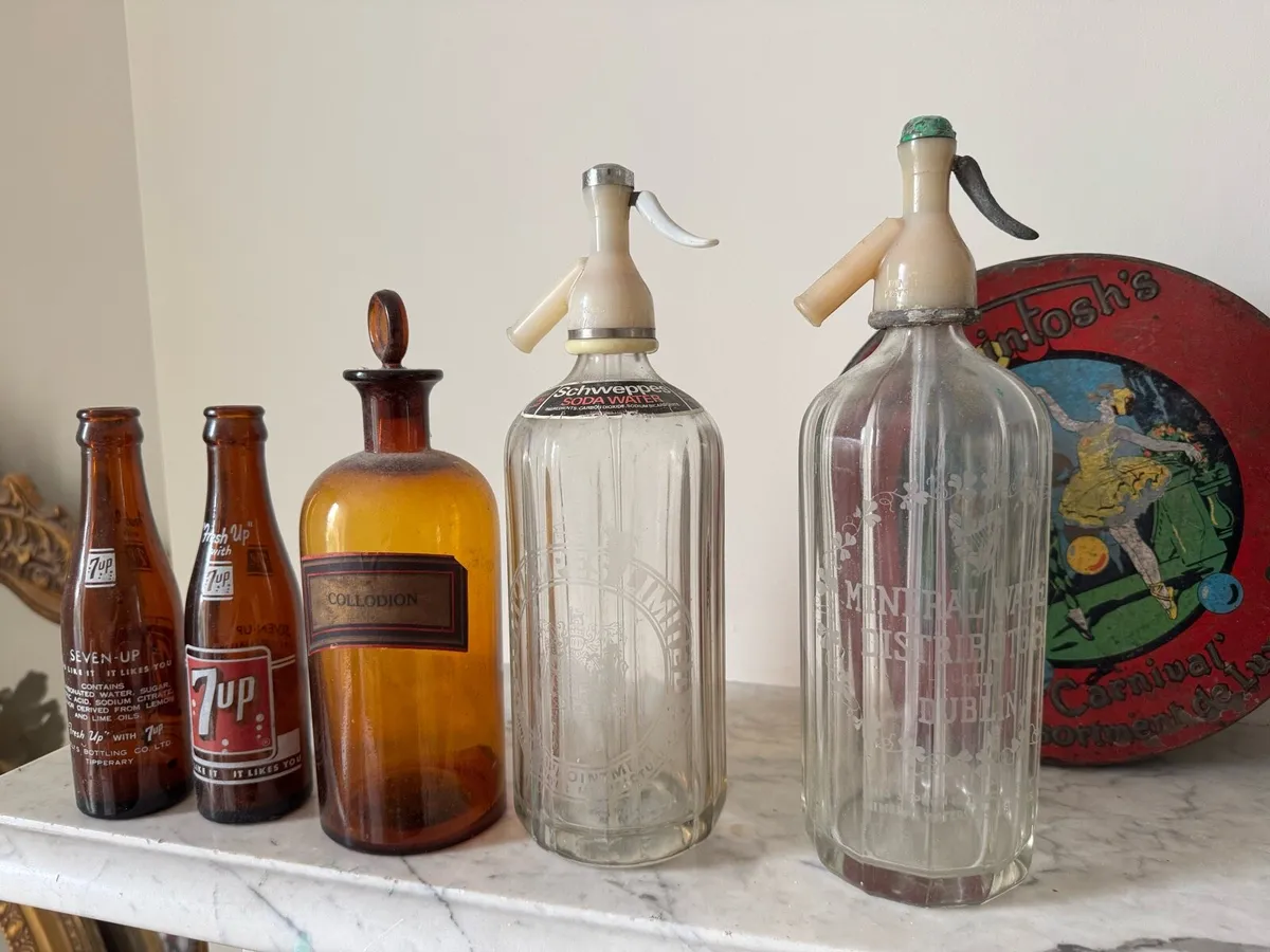 Vintage tins, ceramics, glassware job lot - Image 2