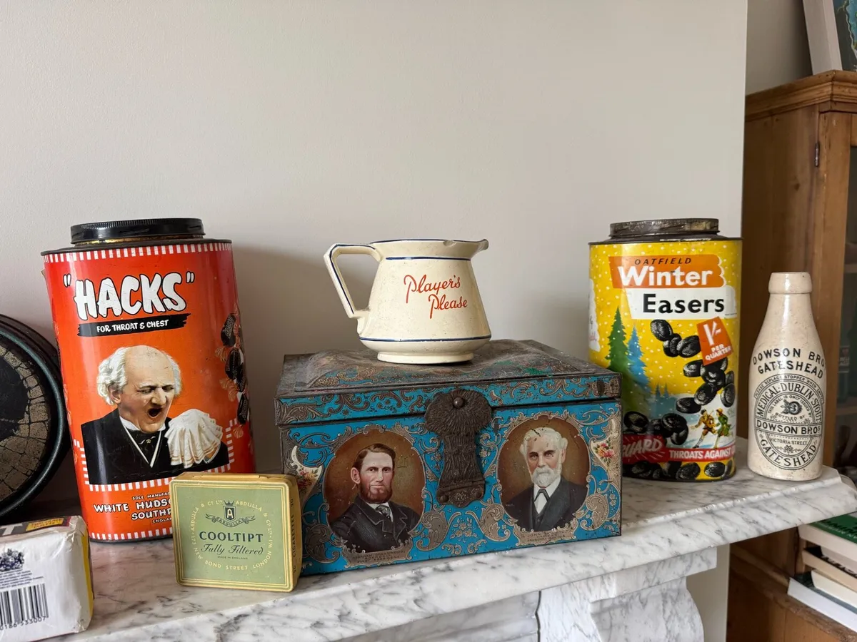 Vintage tins, ceramics, glassware job lot - Image 4