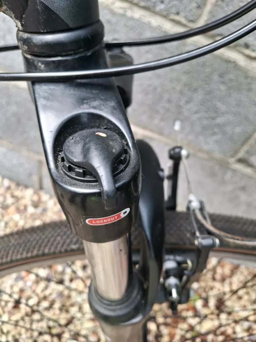 Specialized CrossTrail Hybrid Bicycle - Image 2