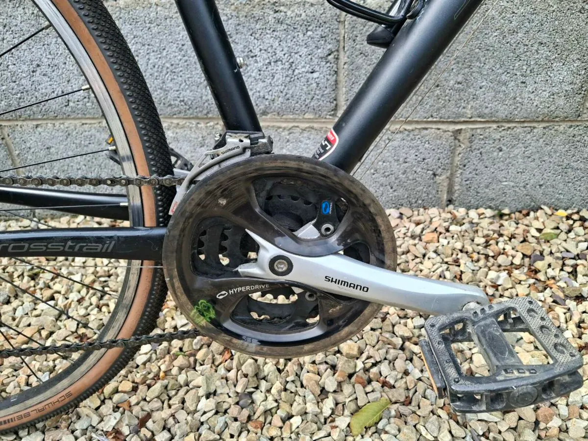 Specialized CrossTrail Hybrid Bicycle - Image 4
