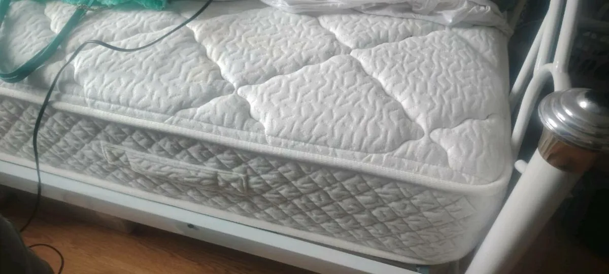 Bed frame + mattress in very good conditions - Image 2