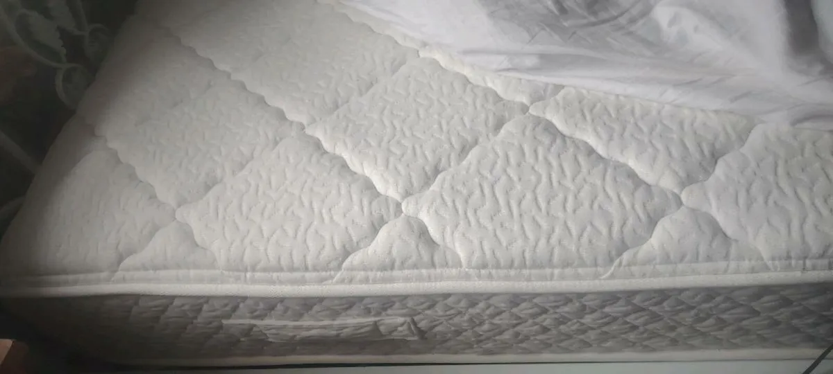 Bed frame + mattress in very good conditions - Image 3