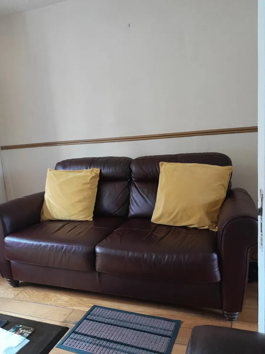 Suite of furniture - Image 1