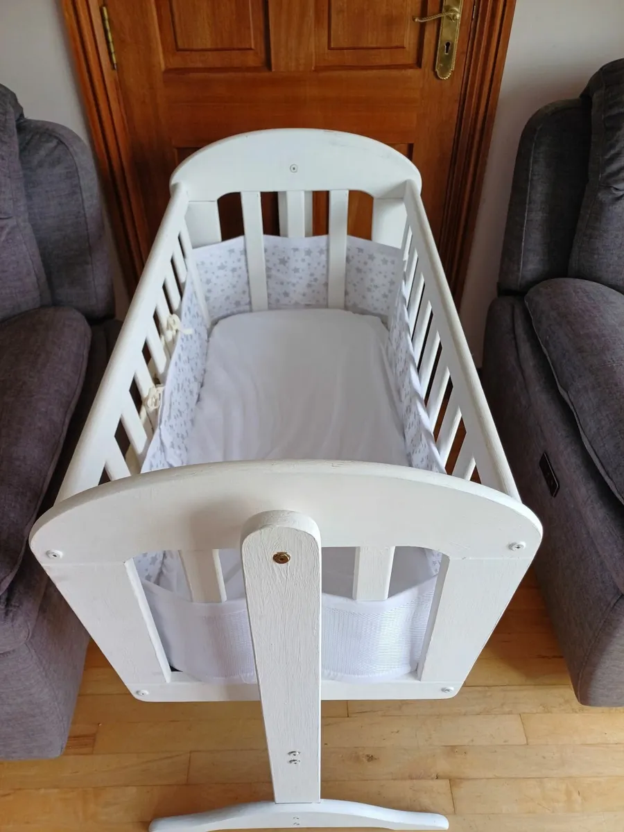Baby crib with mattress and surround - Image 1