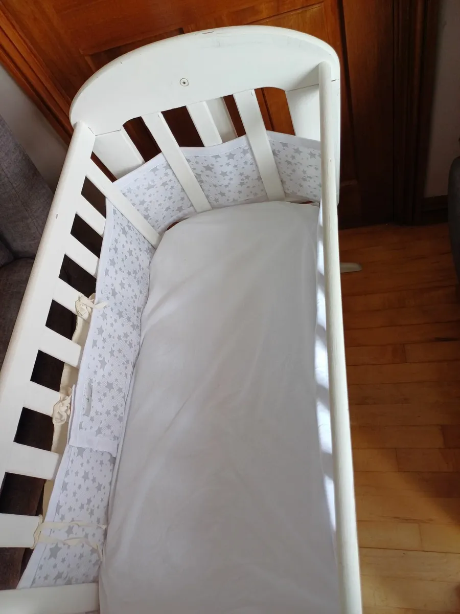Baby crib with mattress and surround - Image 2